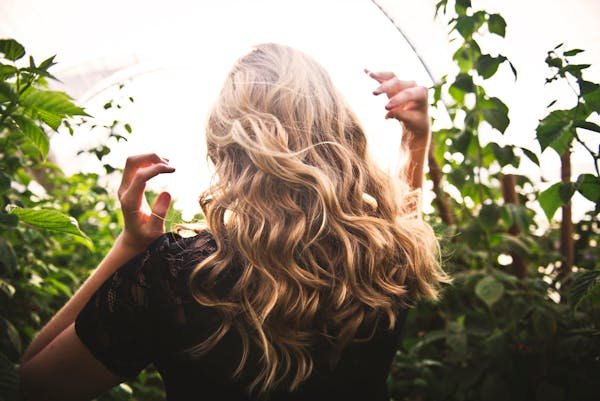 Soins des cheveux femme : astuces et conseils pour une chevelure saine